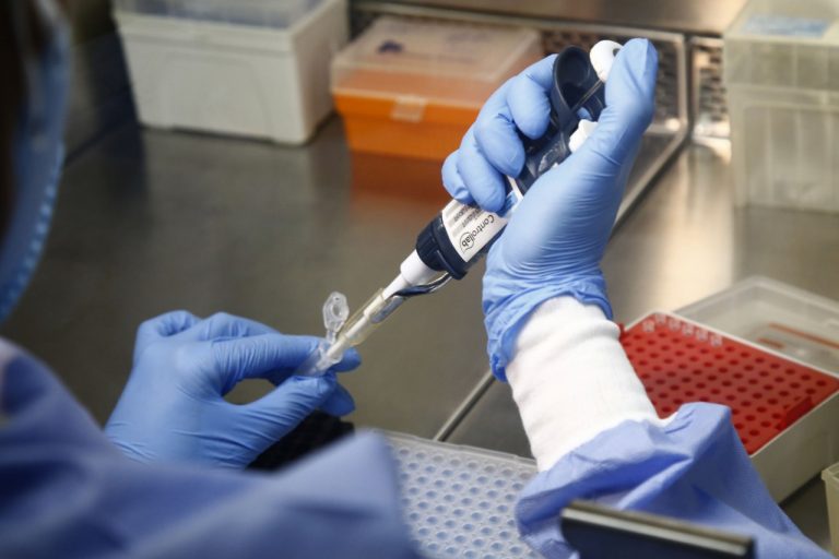 Empresas investigadas por superfaturamento na venda de luvas e outros produtos hospitalares deixam rastro de denúncias de irregularidades em municípios fluminenses (Foto: Divulgação SES/RJ)