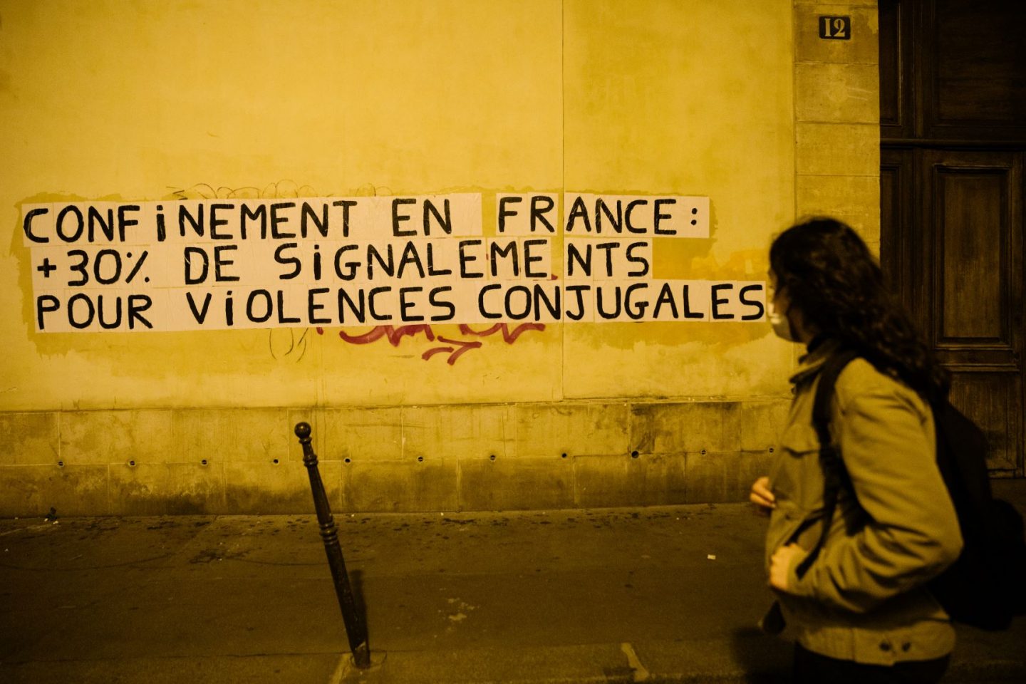 Cartazes colocados por ativistas feministas em Paris com preocupação mundial: "França no confinamento: +30% de denúncias de violência conjugal" (Foto: Marie Magnin/ Hans Lucas/AFP)