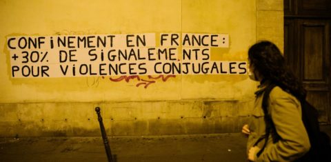 Cartazes colocados por ativistas feministas em Paris com preocupação mundial: "França no confinamento: +30% de denúncias de violência conjugal" (Foto: Marie Magnin/ Hans Lucas/AFP)