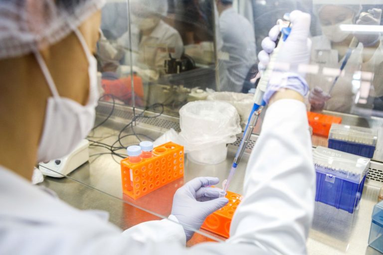 Laboratório de testes para covid-19 em Minas Gerais: pesquisa da UFU indica que testagem insuficiente favorece sub-notificação de casos e mortes (Foto: Pedro Gontijo/Imprensa MG)