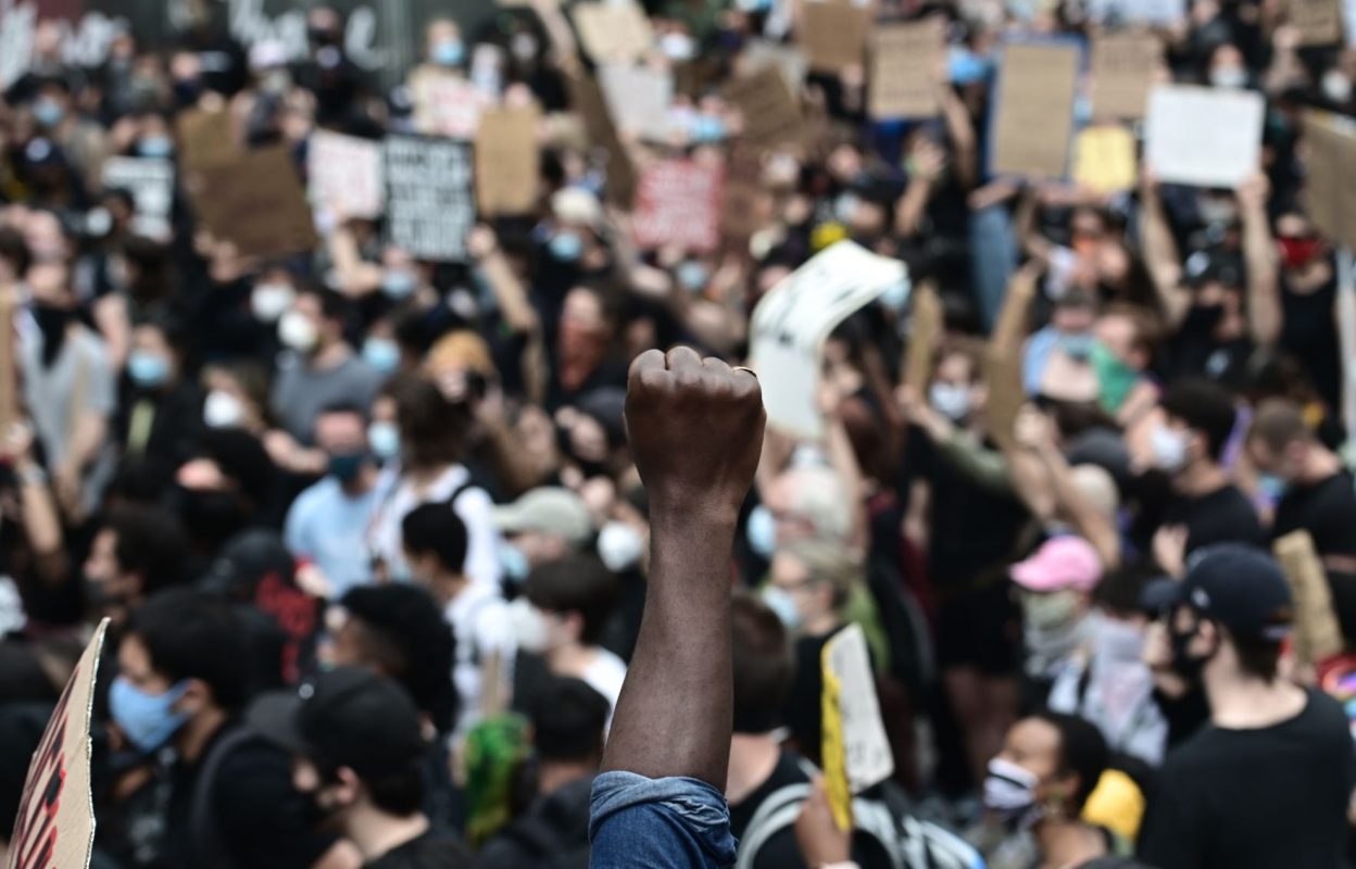 Manifestação em Nova York contra a morte de George Floyd, negro assassinado por policiais brancos em Minneapolis (EUA): protestos contra racismo lá e aqui no Brasil (Johannes EISELE / AFP)