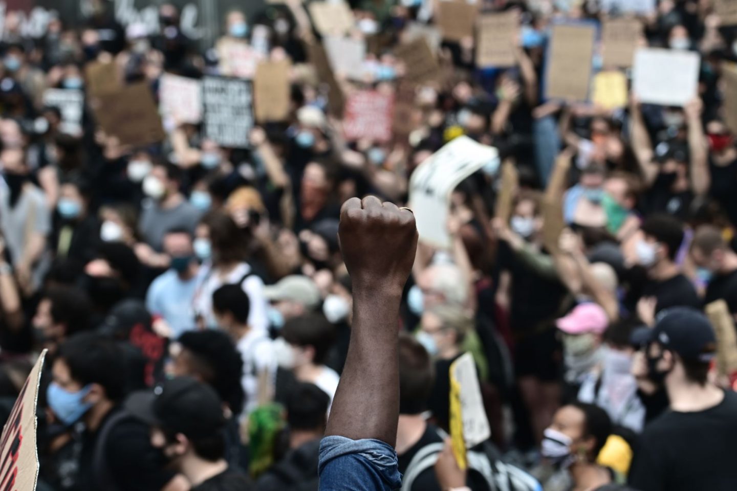 Manifestação em Nova York contra a morte de George Floyd, negro assassinado por policiais brancos em Minneapolis (EUA): protestos contra racismo lá e aqui no Brasil (Johannes EISELE / AFP)
