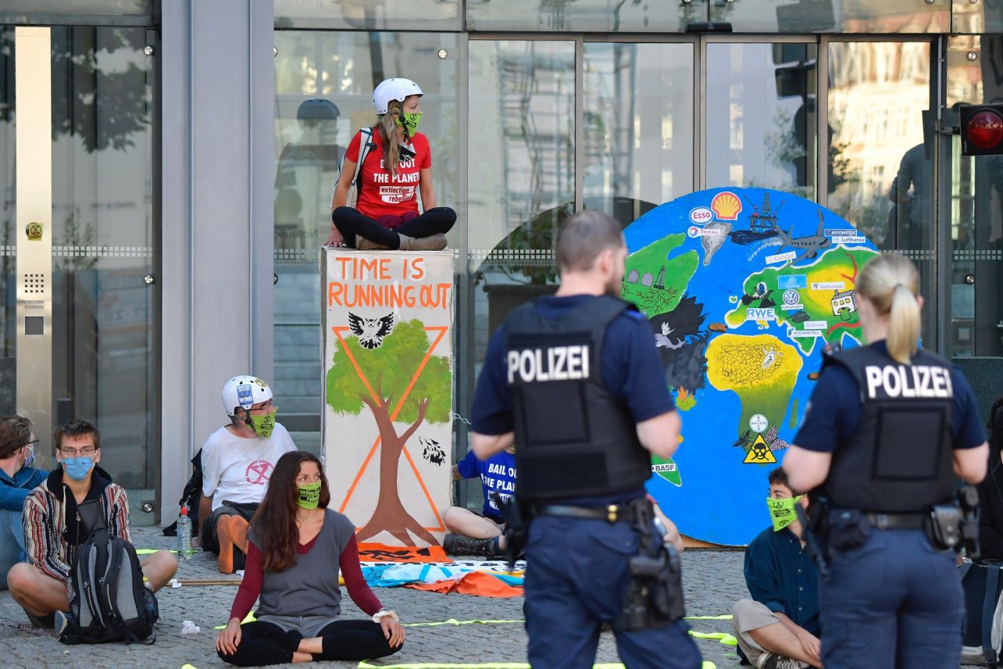 Manifestantes de máscara protestam contra degradação ambiental na Alemanha: pandemia com novo vírus era risco previsível; catástrofe climática é certa (Foto: Thomas Schwarz/AFP)