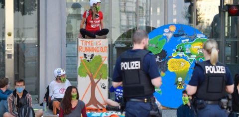 Manifestantes de máscara protestam contra degradação ambiental na Alemanha: pandemia com novo vírus era risco previsível; catástrofe climática é certa (Foto: Thomas Schwarz/AFP)