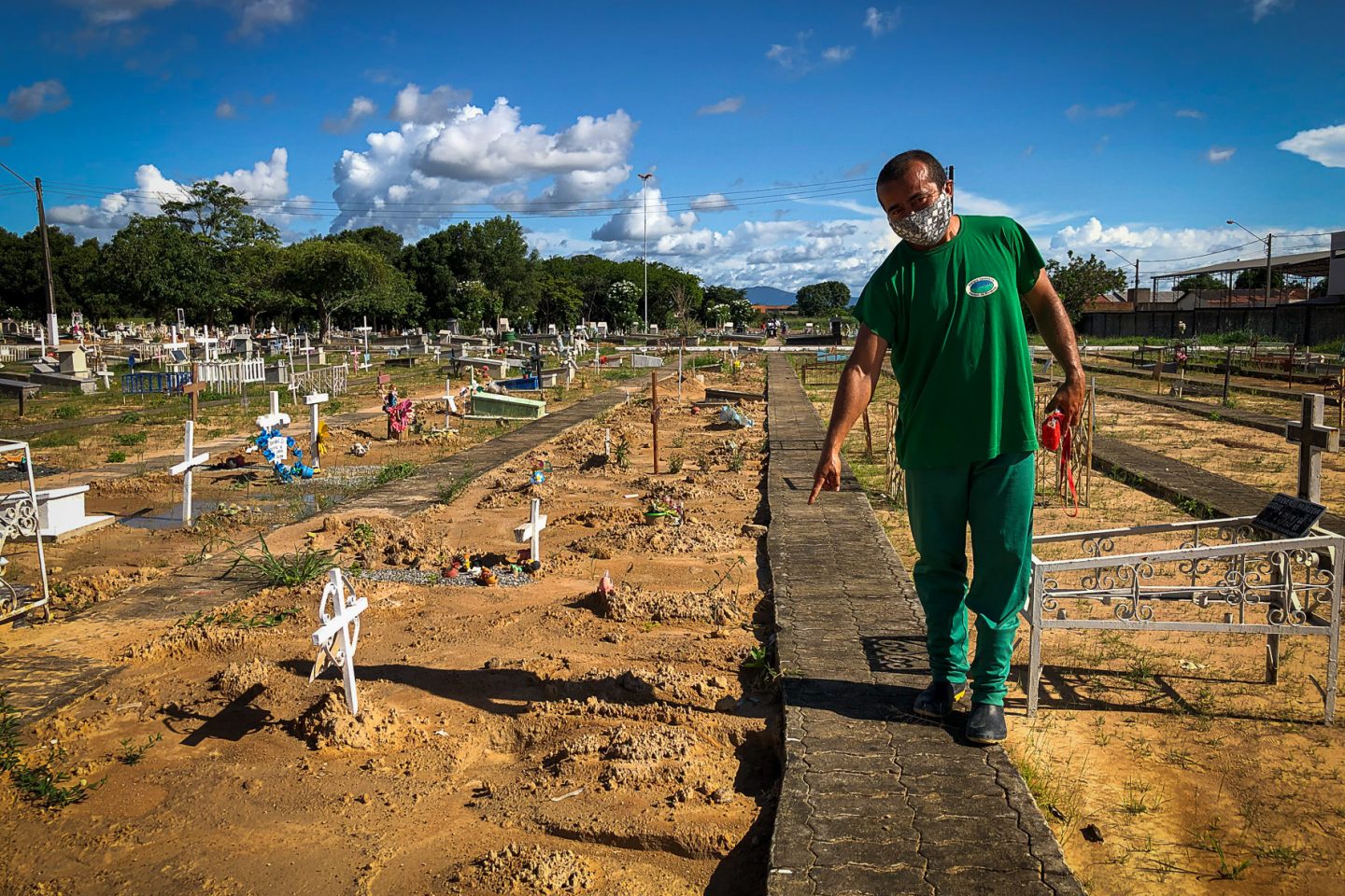 Funcionário indica túmulo de bebê indígena em cemitério de Boa Vista: querem os corpos de volta para fazer o ritual funerário (Foto: Emily Costa/Amazônia Real)