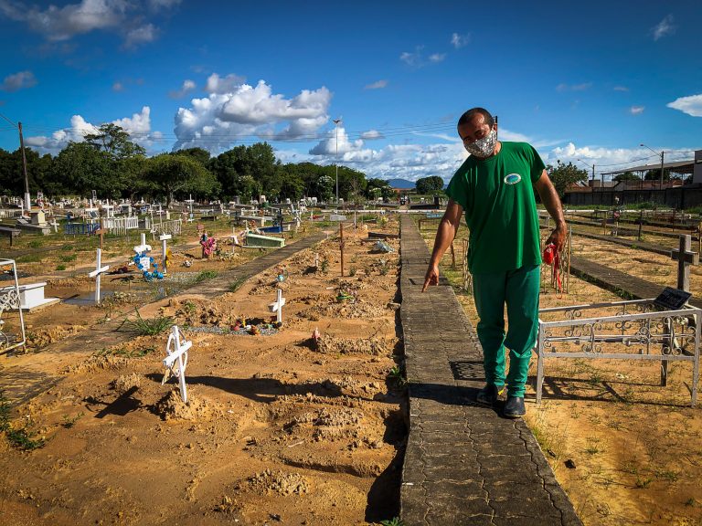 Funcionário indica túmulo de bebê indígena em cemitério de Boa Vista: querem os corpos de volta para fazer o ritual funerário (Foto: Emily Costa/Amazônia Real)