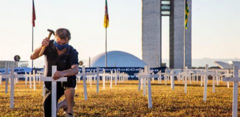 Manifestação com cruzes na Praça dos Três Poderes em Brasília no domingo (28/08): mês terminou com recorde de mais de 30 mil mortes no país (Foto: Renato Cortez/PT)