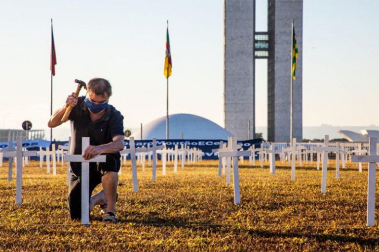 Manifestação com cruzes na Praça dos Três Poderes em Brasília no domingo (28/08): mês terminou com recorde de mais de 30 mil mortes no país (Foto: Renato Cortez/PT)