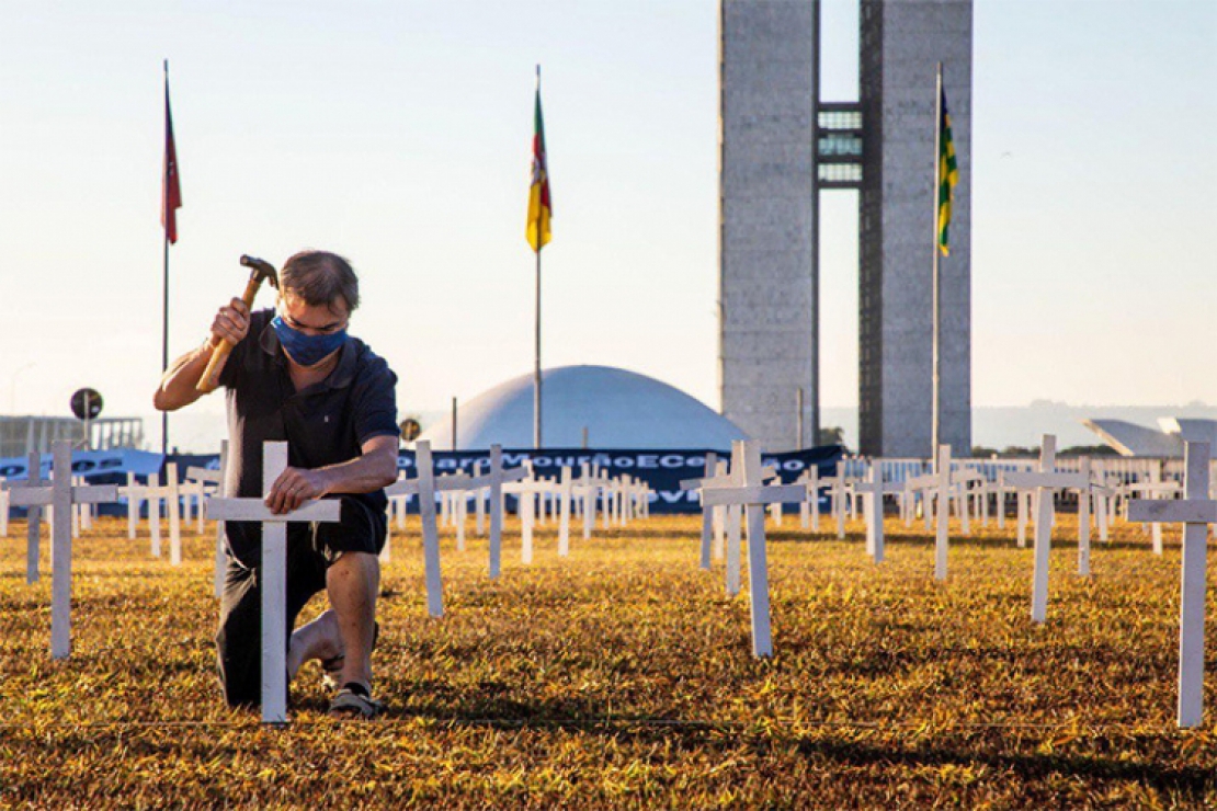 Manifestação com cruzes na Praça dos Três Poderes em Brasília no domingo (28/08): mês terminou com recorde de mais de 30 mil mortes no país (Foto: Renato Cortez/PT)