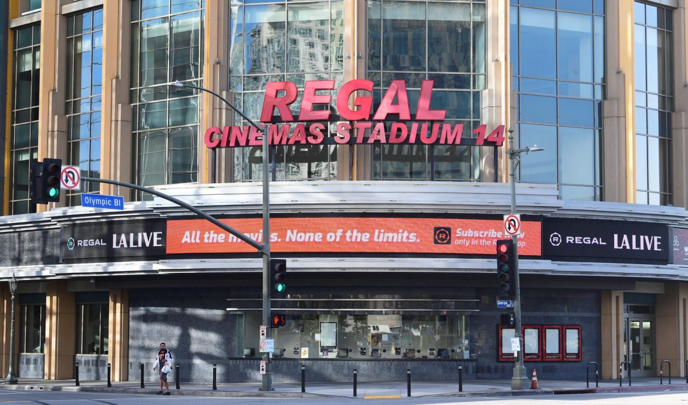 Em Los Angeles, capital do cinema, complexo de 14 salas de exibição permanece fechado, sem previsão de abertura: prejuízo de pelo menos US$ 10 bilhões de dólares (Foto: Frederic J. Brown/AFP)