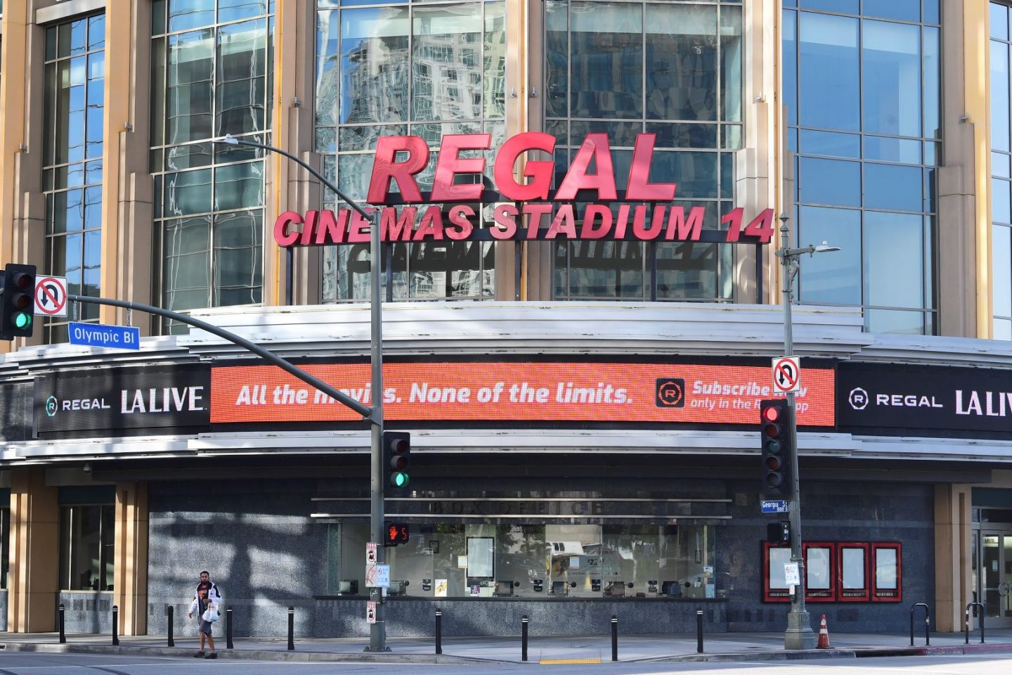 Em Los Angeles, capital do cinema, complexo de 14 salas de exibição permanece fechado, sem previsão de abertura: prejuízo de pelo menos US$ 10 bilhões de dólares (Foto: Frederic J. Brown/AFP)