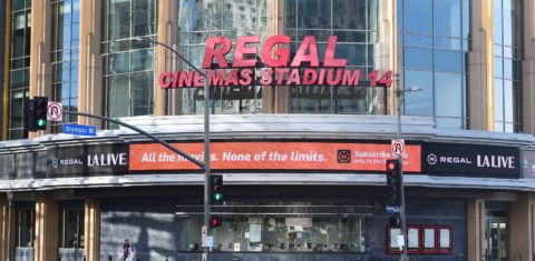 Em Los Angeles, capital do cinema, complexo de 14 salas de exibição permanece fechado, sem previsão de abertura: prejuízo de pelo menos US$ 10 bilhões de dólares (Foto: Frederic J. Brown/AFP)