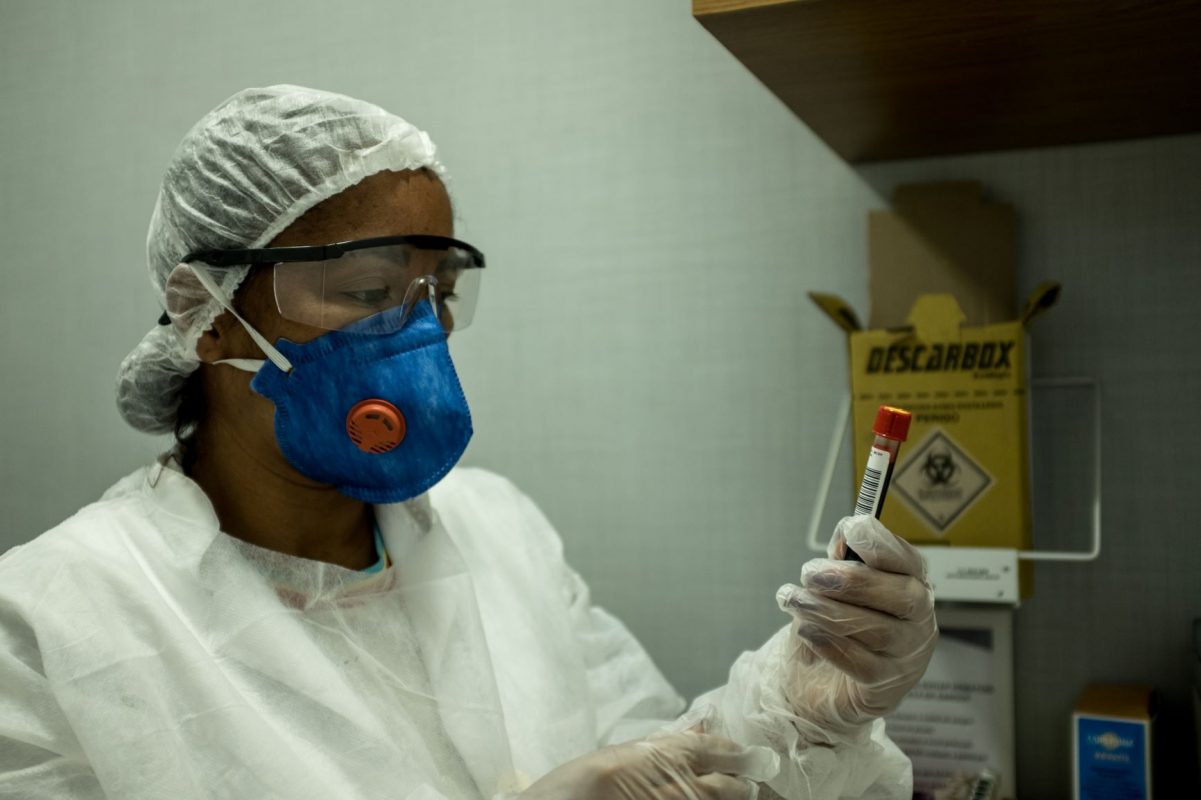 Enfermeira em ação de testagem para o coronavírus no Rio de Janeiro: estudo do Observatória da Enfermagem aponta que, dos 220 profissionais do setor mortos por covid-19 no Brasil, 66% são mulheres (Foto: Florian Plaucheur/AFP)