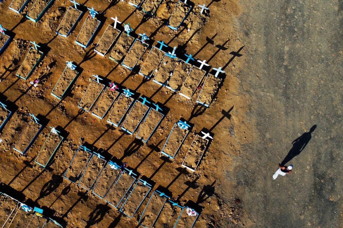 Cemitério lotado de vítimas da covid-19 em Manaus: Brasil passa dos 70 mil mortes e mantém média diária acima de mil óbitos desde o início de junho (Foto: Michael Dantas/AFP)