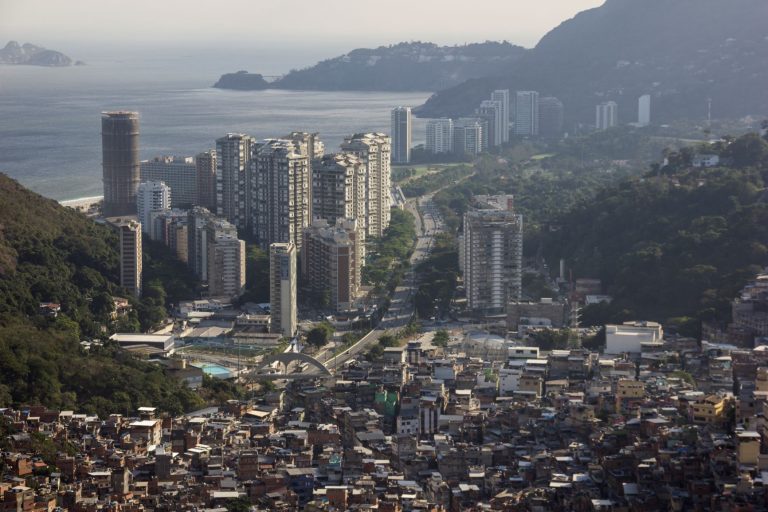 As casas da Rocinha e os prédios de São Conrado. Favela da Zona Sul segue sendo a mais populosa do país. Foto: Luís Souza/AFP