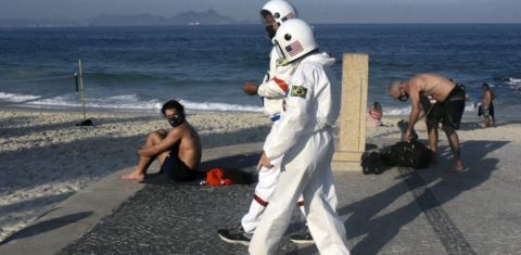 Casal de idosos caminha em Ipanema, no Rio, vestido de astronauta, na semana em que o Brasil bateu o recorde de mortes e casos (Foto: Fabio Teixeira/Andalou/AFP)