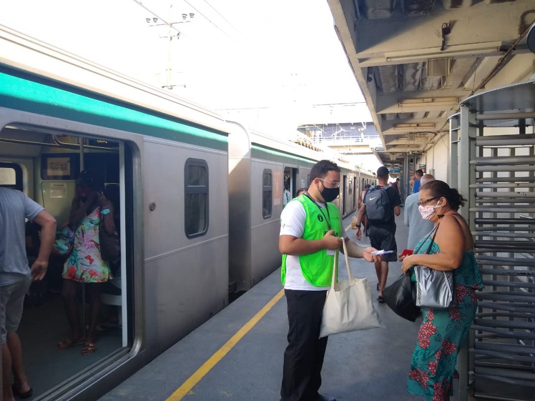 Funcionário do SuperVia distribui máscara em estação: trens do Rio podem parar em agosto (Foto: Divulgação/SuperVia)