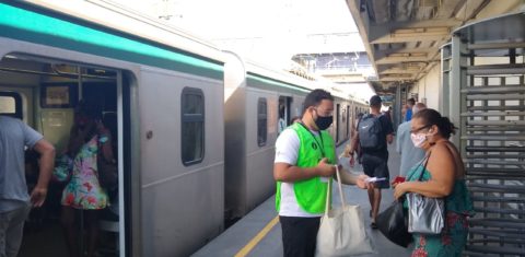 Funcionário do SuperVia distribui máscara em estação: trens do Rio podem parar em agosto (Foto: Divulgação/SuperVia)