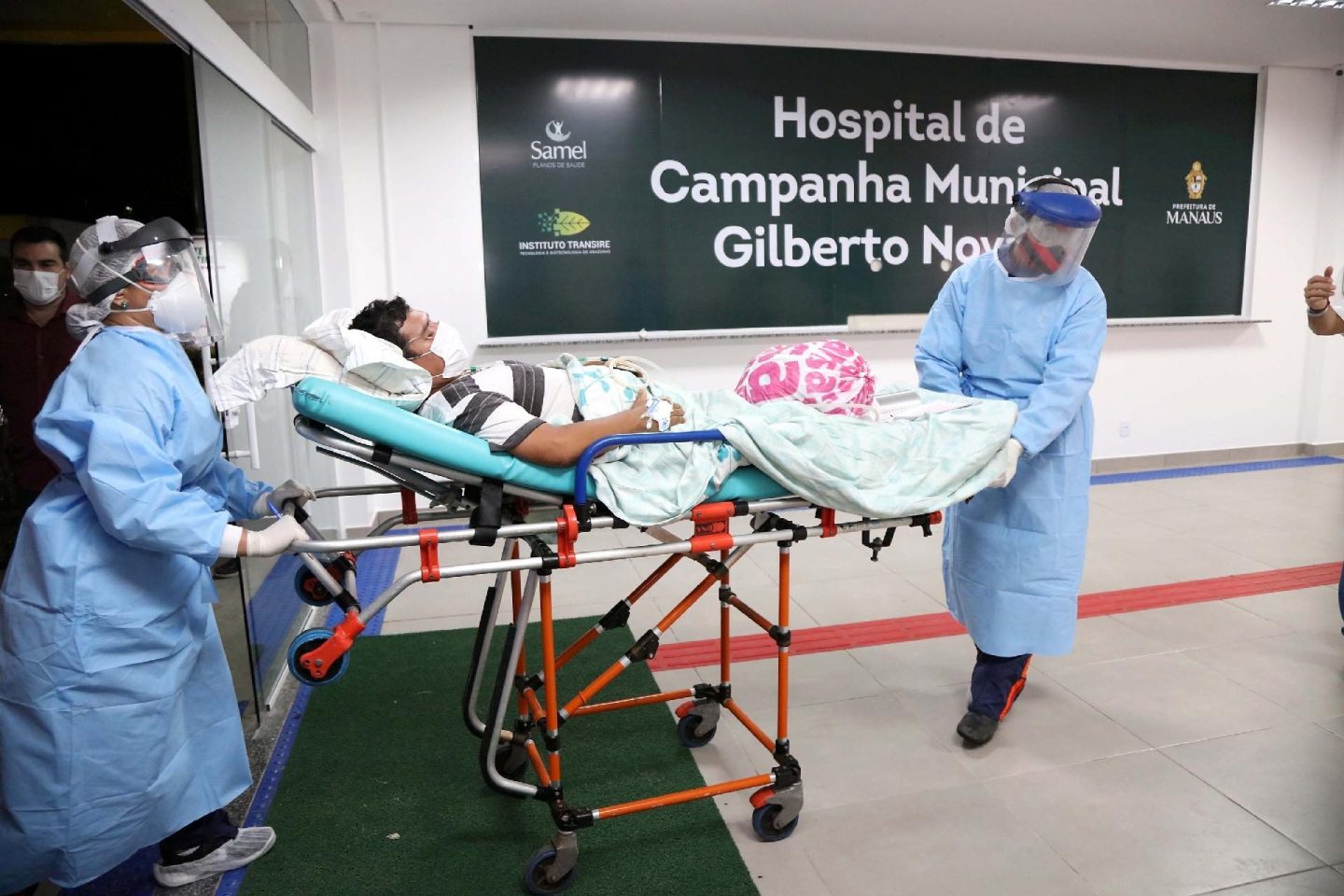 Paciente internado no hospital de campanha na Manaus em abril: unidade fechou no fim de junho com queda no número de casos na capital do Amazonas (Foto: Mario de Oliveira/Semcom Manaus)