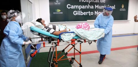 Paciente internado no hospital de campanha na Manaus em abril: unidade fechou no fim de junho com queda no número de casos na capital do Amazonas (Foto: Mario de Oliveira/Semcom Manaus)