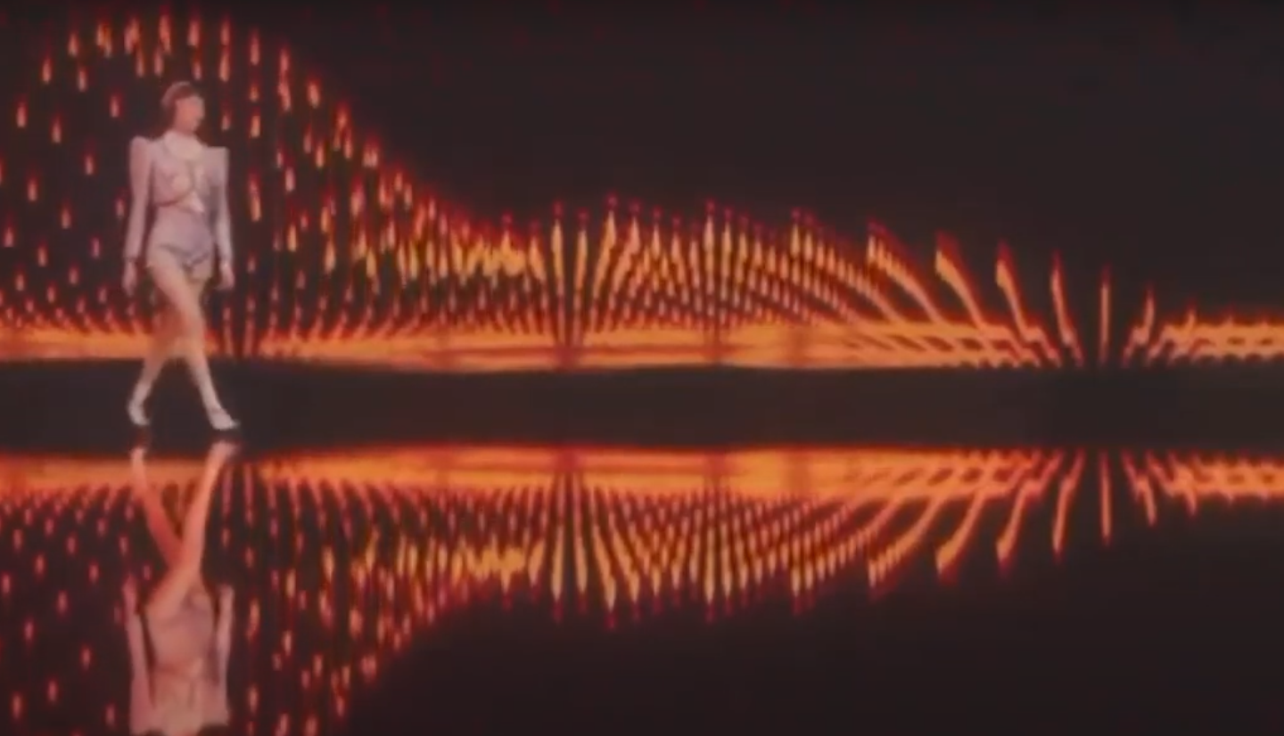 Desfile virtual na Shangai Fashion Week: pandemia já provoca mudanças na indústria da moda (Foto: Reprodução)