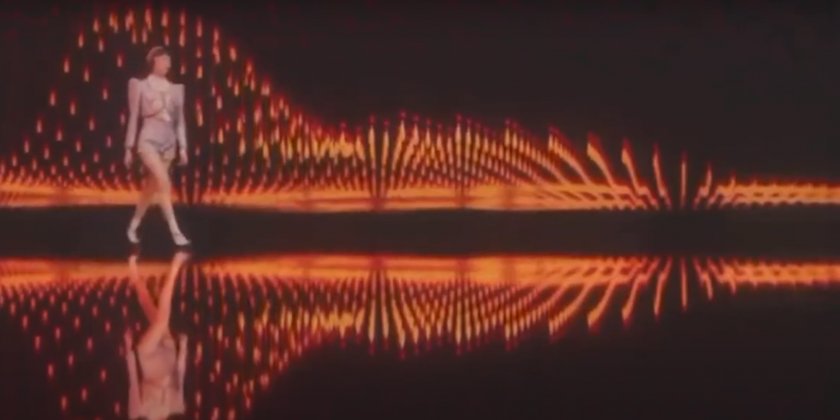 Desfile virtual na Shangai Fashion Week: pandemia já provoca mudanças na indústria da moda (Foto: Reprodução)