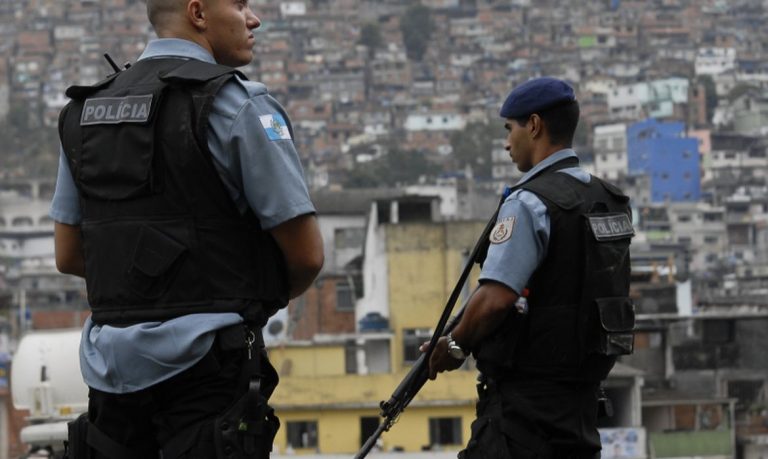 Policiais militares em favela carioca: STF mantém suspensão de operações e pode ampliar restrições (Foto: Tânia Rego/Agência Frazão)