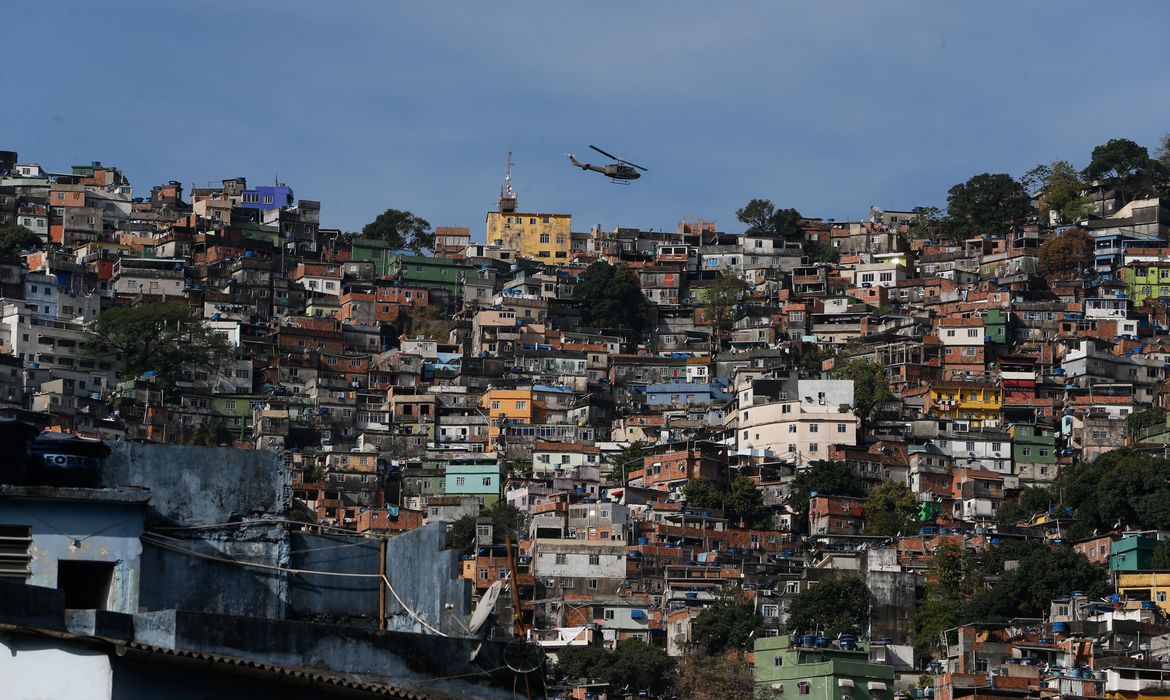 Helicóptero da polícia sobrevoa a favela da Rocinha: ação no STF pede proibição de tiros a partir de aeronave (Foto: Fernando Frazão/Agência Brasil)