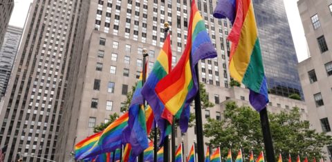 Centro de Nova York com bandeiras do arco-íris no Dia Internacional do Orgulho LGTB: poder de consumo do público LGBT+ no mundo passa de US$ 3,5 trilhões (foto: John Nacion/NurPhoto/AFP)