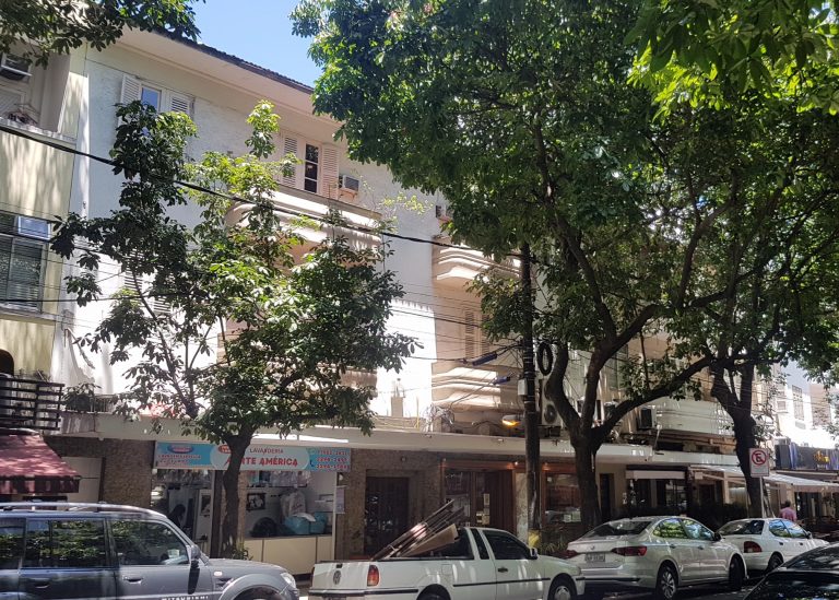 Trecho da Rua Dias Ferreira preservado como APAC (Área de Proteção do Ambiente Cultural): imóveis de uso misto (Foto: Oscar Valporto)