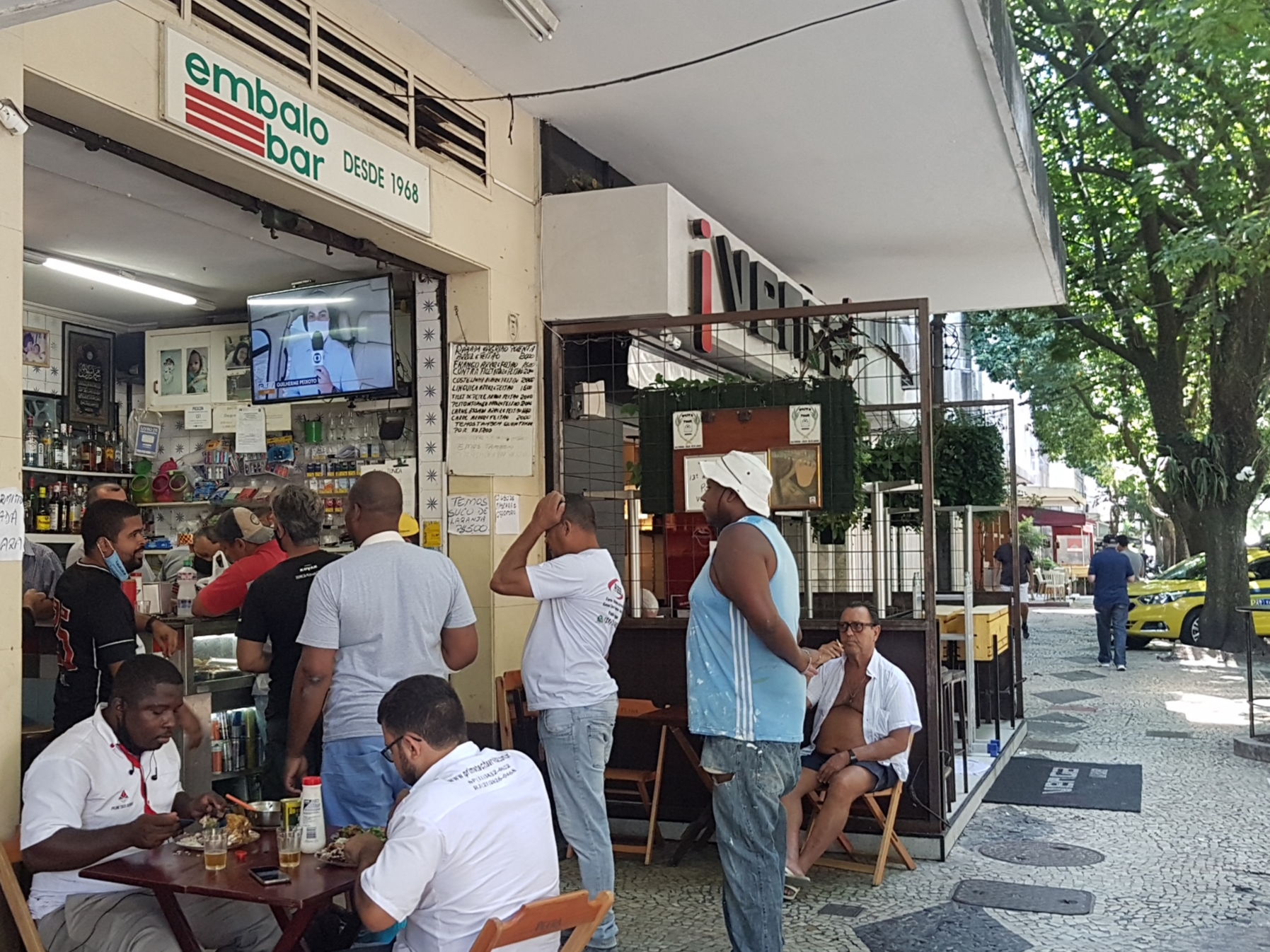 Embalo, legítimo botequim carioca, desde 1968 na Dias Ferreira: alternativa popular em meio a restaurantes caros (Foto: Oscar Valporto)