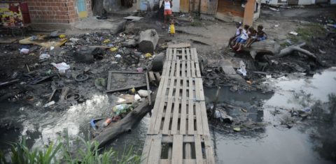 Esgoto a céu aberto no Complexo de Favelas da Maré, na Zona Norte do Rio. Quase metade das moradias do país possuem algum tipo de privação de saneamento básico. Foto: Fernando Frazão/Agência Brasil