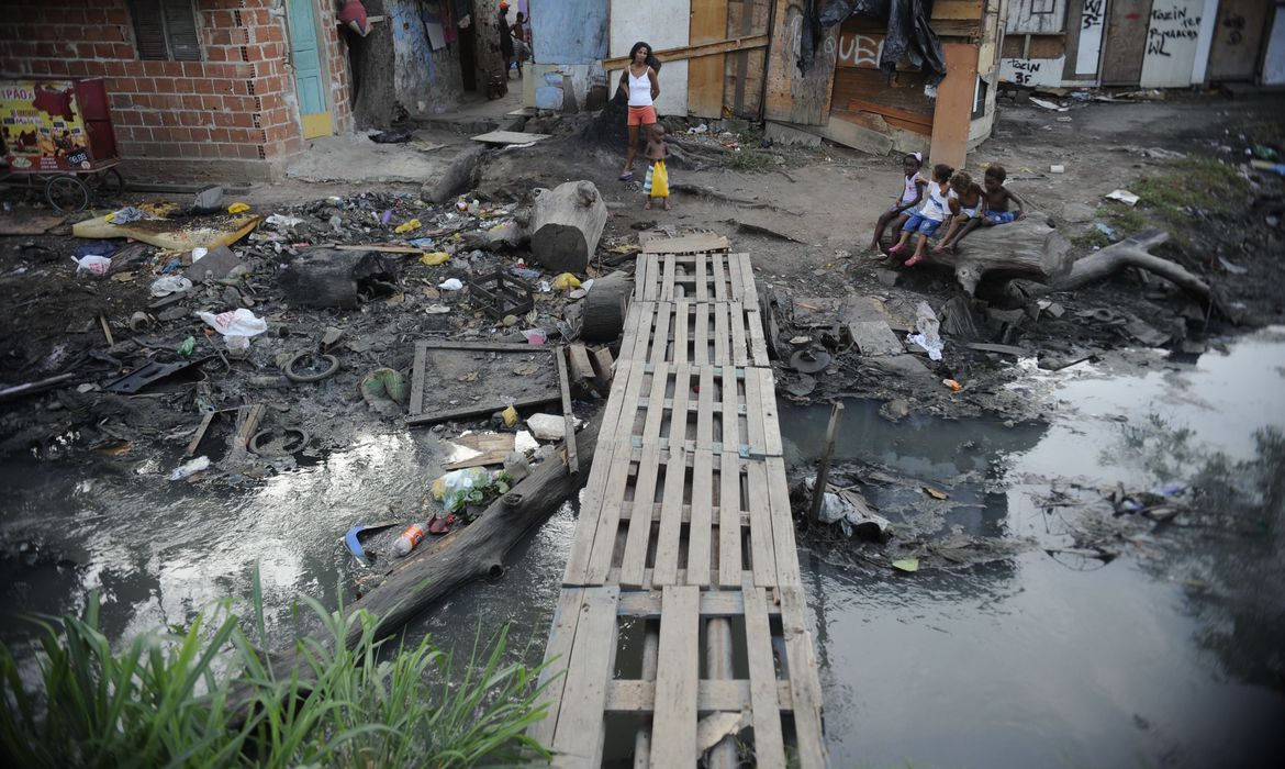 Esgoto a céu aberto no Complexo de Favelas da Maré, na Zona Norte do Rio. Quase metade das moradias do país possuem algum tipo de privação de saneamento básico. Foto: Fernando Frazão/Agência Brasil