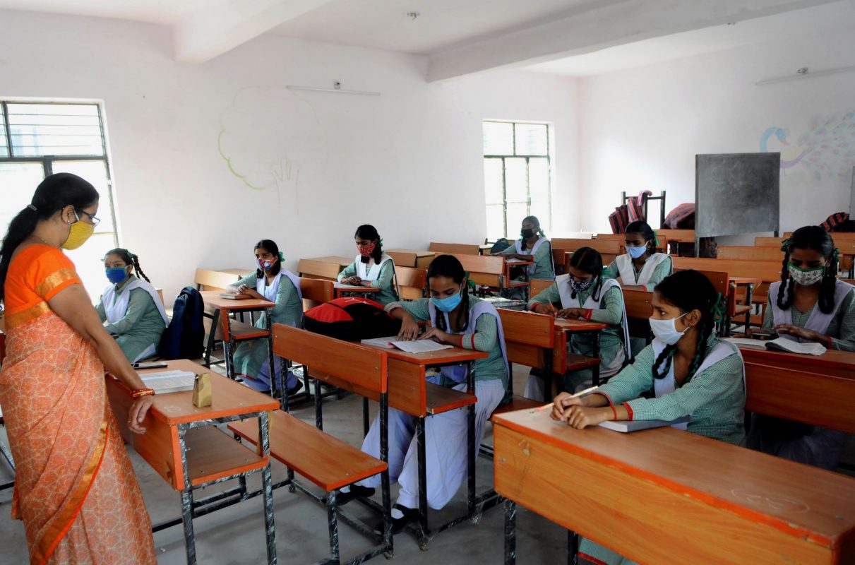 Escola para meninas na Índia: pesquisa aponta que, se todas as adolescentes completarem o ensino médio, PIB de países pobres e emergentes podem subir 10% (Foto: Imtiyaz Khan / Anadolu Agency/AFP)