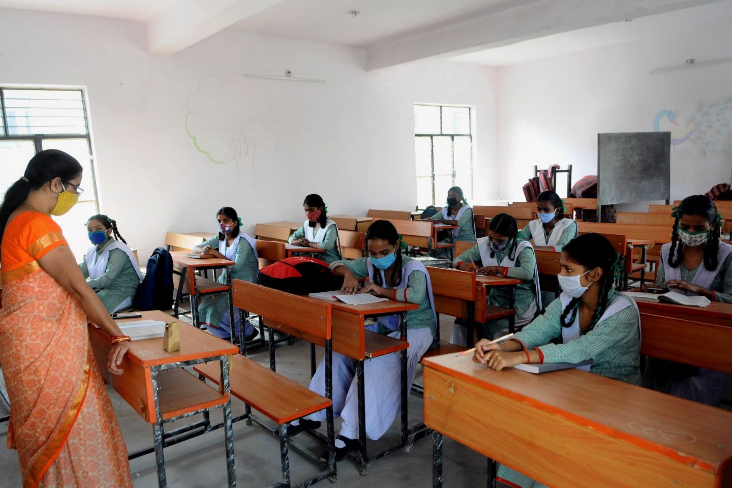 Escola para meninas na Índia: pesquisa aponta que, se todas as adolescentes completarem o ensino médio, PIB de países pobres e emergentes podem subir 10% (Foto: Imtiyaz Khan / Anadolu Agency/AFP)