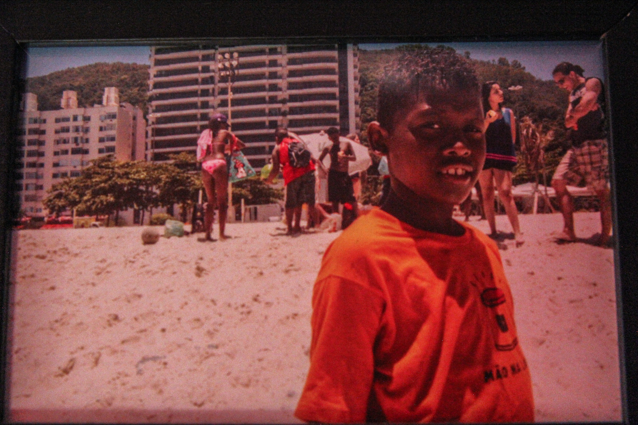 Foto de Jeremias na praia guardada pela mãe: garoto de 13 anos morto com pirulito na boca e quatro tiros nas costas (Foto: Arquivo Pessoal)