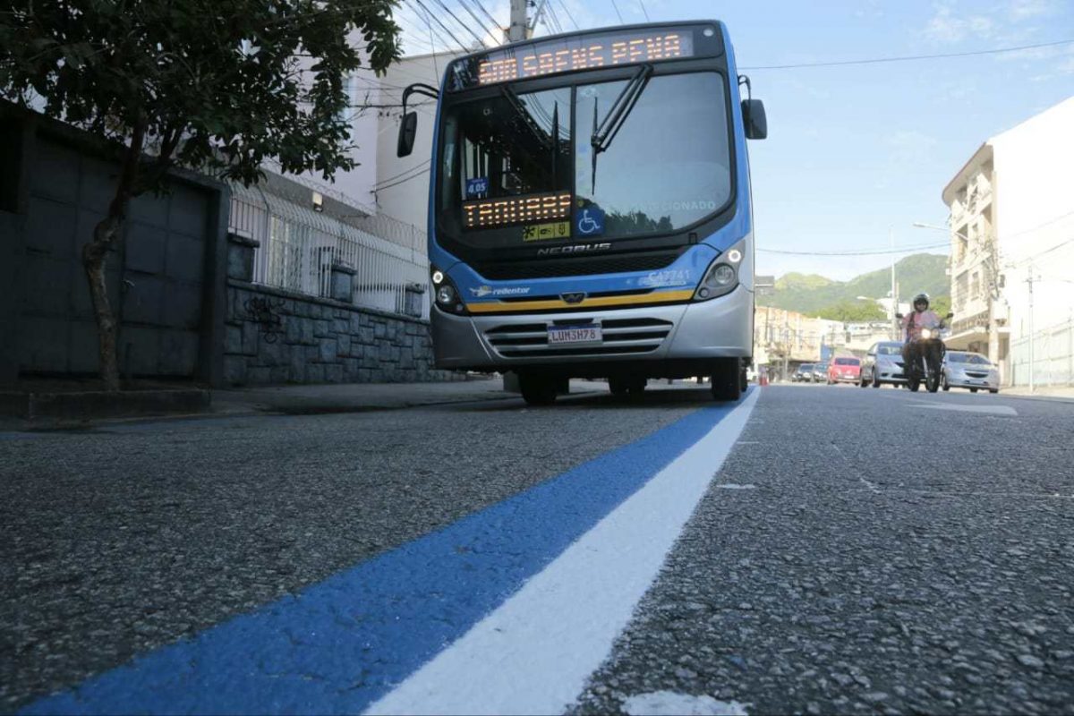 Ônibus em corredor exclusivo na Zona Norte: proposta do ITDP triplicaria o número de quilômetros de corredores para coletivos na cidade (Foto: Prefeitura do Rio/Divulgação)