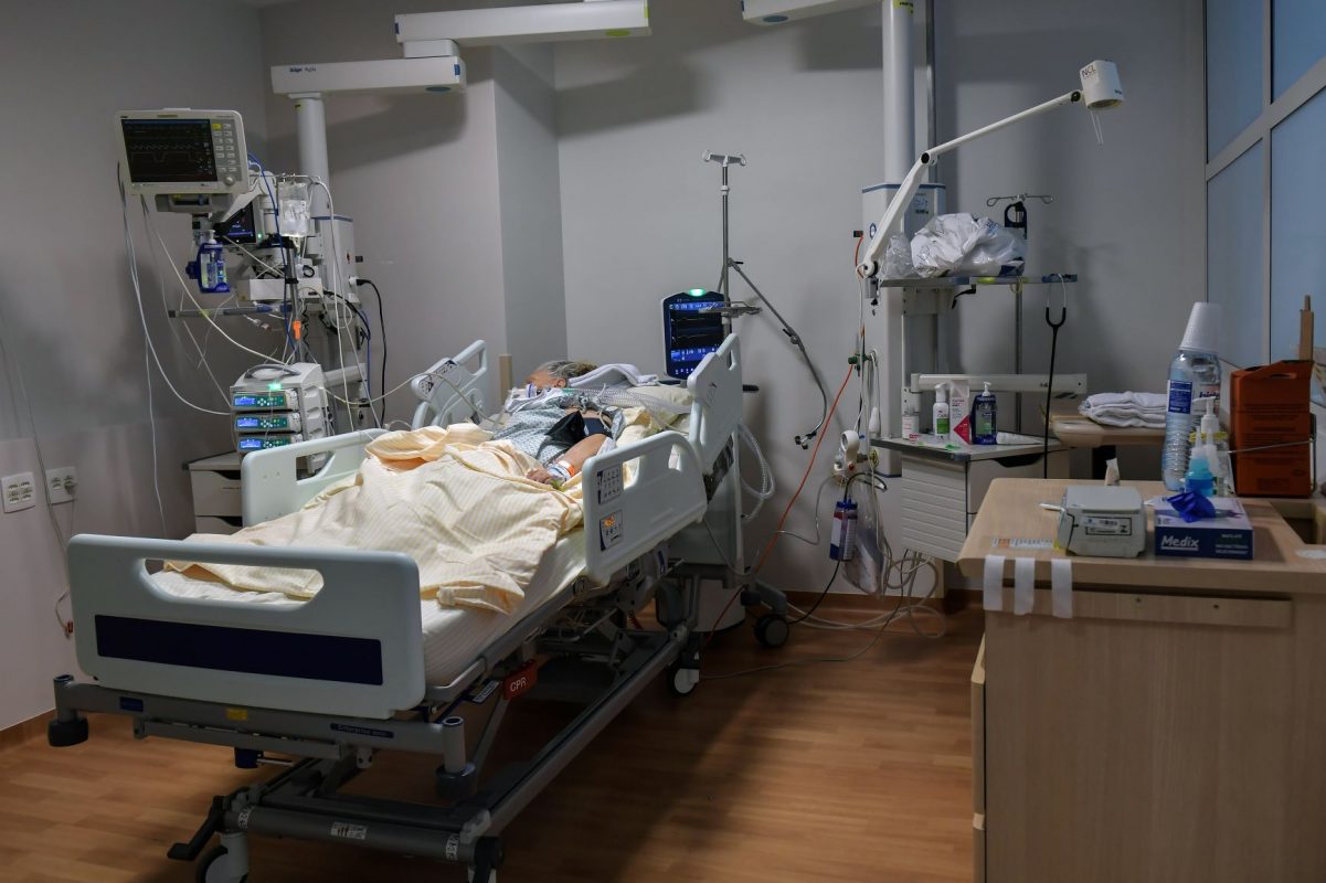 Paciente com covid-19 entubada na UTI do Hospital Albert Einstein, em São Paulo: disparada no número de internações no país (Foto: Nelson Almeida/AFP)