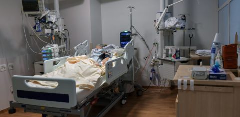Paciente com covid-19 entubada na UTI do Hospital Albert Einstein, em São Paulo: disparada no número de internações no país (Foto: Nelson Almeida/AFP)