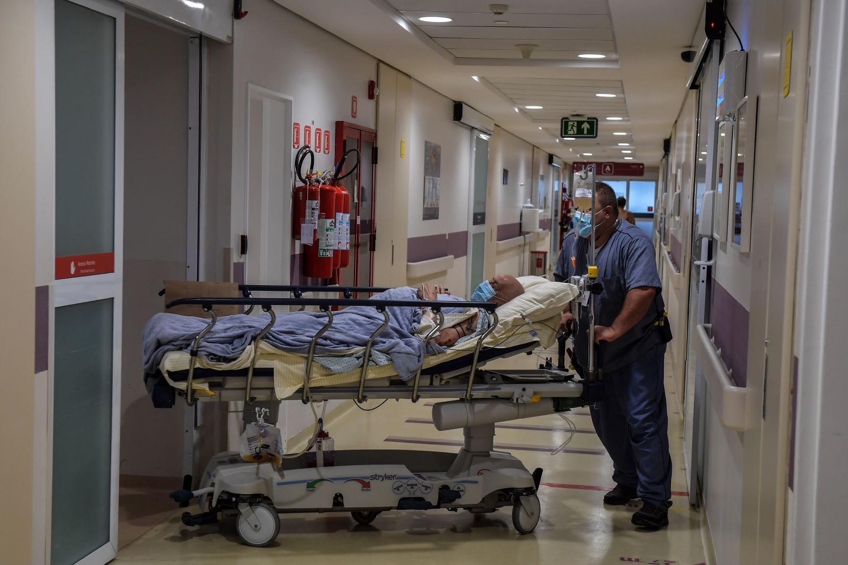 Paciente com covid-19 no Hospital Albert Einstein: apesar de apagão de dados pelas falhas no sistema do Ministério da Saúde, pesquisadores apontam evidências de retomada do número de casos e óbitos (Foto: Nelson Almeida/AFP)