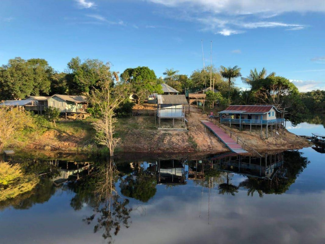 Comunidade ribeirinha às margens do Rio Negro: queda brusca na renda com o desaparecimento dos turistas estrangeiros (Foto: Expedição Katerre)