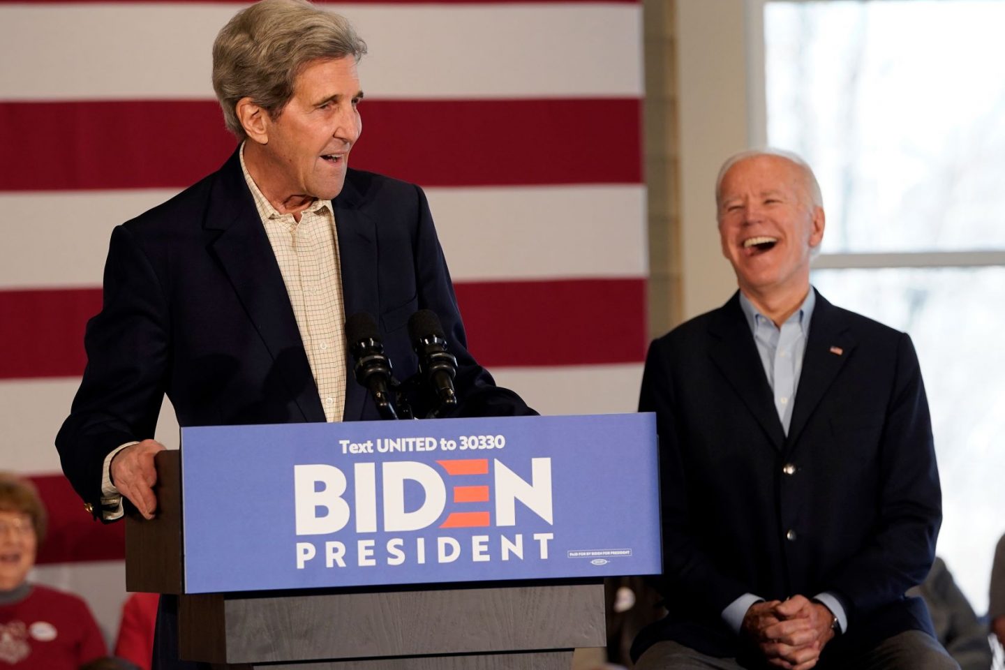 John Kerry com Joe Biden durante as primárias democratas em 2019: presidente eleito e seu novo enviado especial ao clima têm o desafio de reconstruir relações com outros países e reassumir papel dos EUA contra emergência climática (Foto: Win McNamee/AFP)