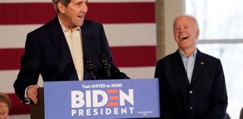 John Kerry com Joe Biden durante as primárias democratas em 2019: presidente eleito e seu novo enviado especial ao clima têm o desafio de reconstruir relações com outros países e reassumir papel dos EUA contra emergência climática (Foto: Win McNamee/AFP)