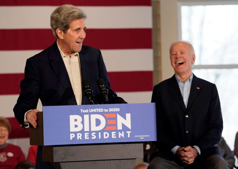 John Kerry com Joe Biden durante as primárias democratas em 2019: presidente eleito e seu novo enviado especial ao clima têm o desafio de reconstruir relações com outros países e reassumir papel dos EUA contra emergência climática (Foto: Win McNamee/AFP)