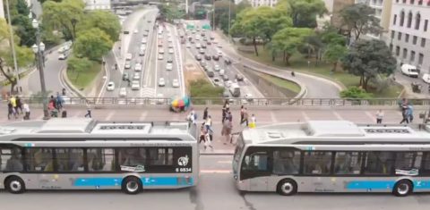 Ônibus elétricos em Curitiba: capital paranaense criou dois corredores de transporte público a serem operados com ônibus elétricos com estações com bicicletas públicas compartilhadas e bicicletário (Foto: Divulgação/BYD)
