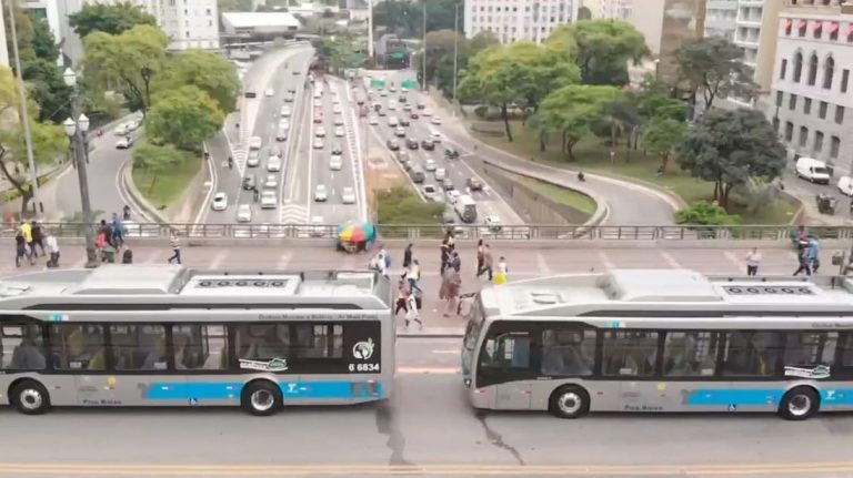 Ônibus elétricos em Curitiba: capital paranaense criou dois corredores de transporte público a serem operados com ônibus elétricos com estações com bicicletas públicas compartilhadas e bicicletário (Foto: Divulgação/BYD)