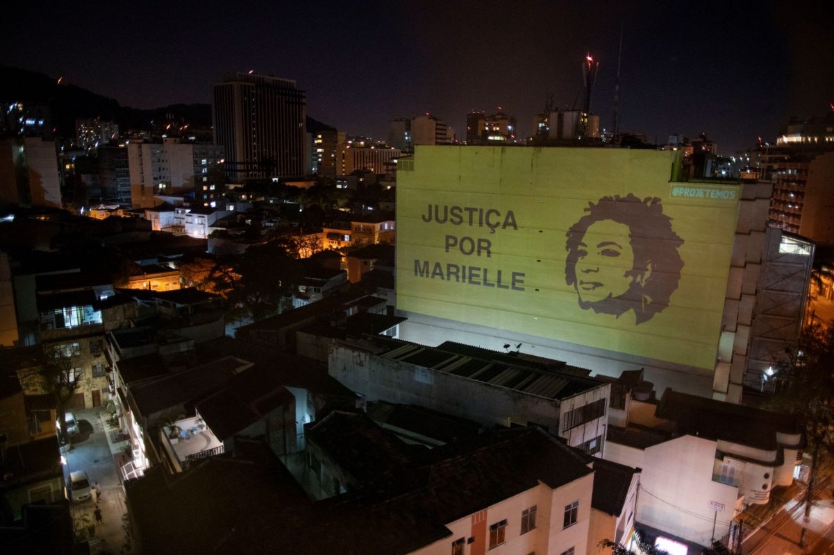 Cobrança de justiça por Marielle Franco exibida em prédio do Rio em agosto: ações virtuais nos 1000 dias do assassinato da vereadora e do motorista Ânderson (Foto: Mauro Pimentel/AFP)