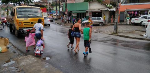 Crianças atravessam a rua no Rio de Janeiro: nas grandes cidades, 35% dos alunos até 14 anos precisam caminhar mais de 15 minutos para chegar à escola (Foto: ITDP)