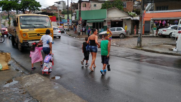 Crianças atravessam a rua no Rio de Janeiro: nas grandes cidades, 35% dos alunos até 14 anos precisam caminhar mais de 15 minutos para chegar à escola (Foto: ITDP)