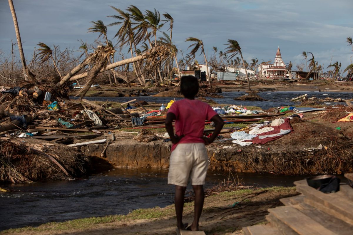 Nicaraguense observa cenário de destruição na região Norte do Caribe: cientistas apontam que mudanças climáticas tornam furacões mais fortes e intensos (Foto: Inti Ocon/AFP)